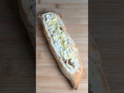 Baguette au camembert et lardons