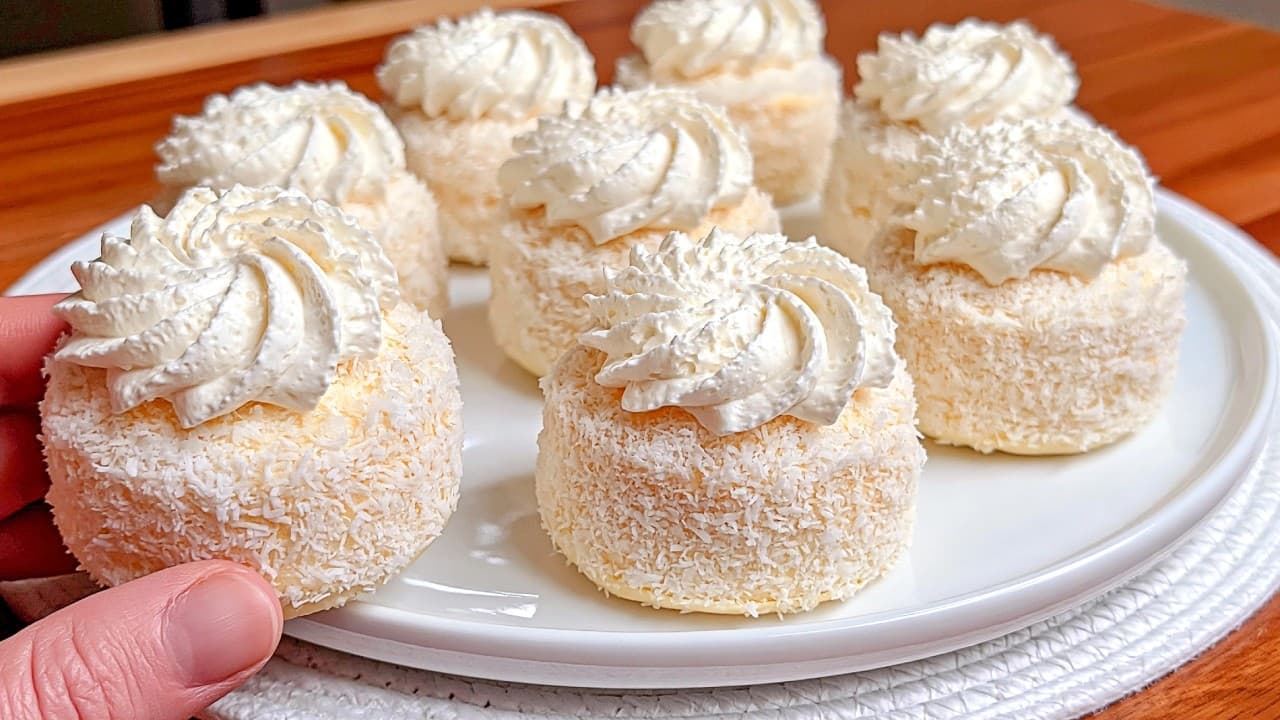 Zartes Kokos-Biskuit-Dessert mit weißer Schokolade und Zitrone