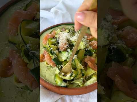 Tagliatelles de courgettes au saumon fumé, sauce crémeuse ricotta-pesto