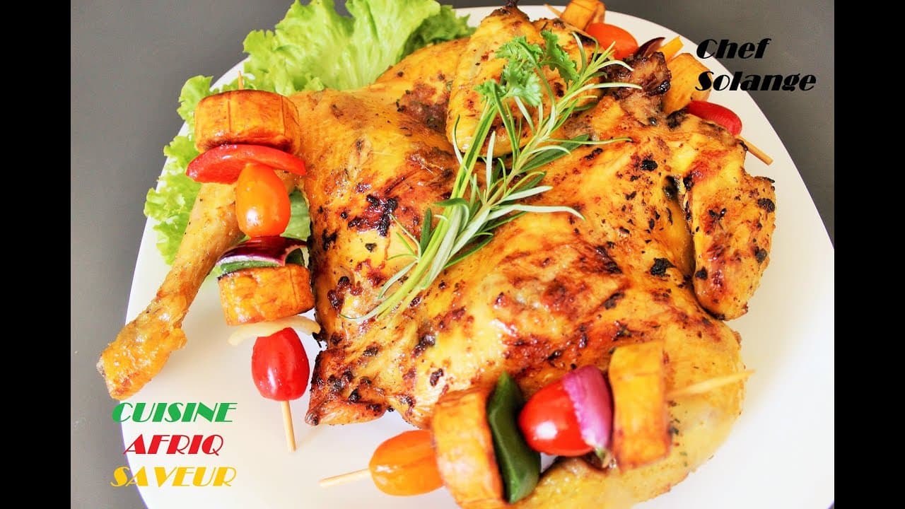 Poulet braisé africain et brochettes de plantains