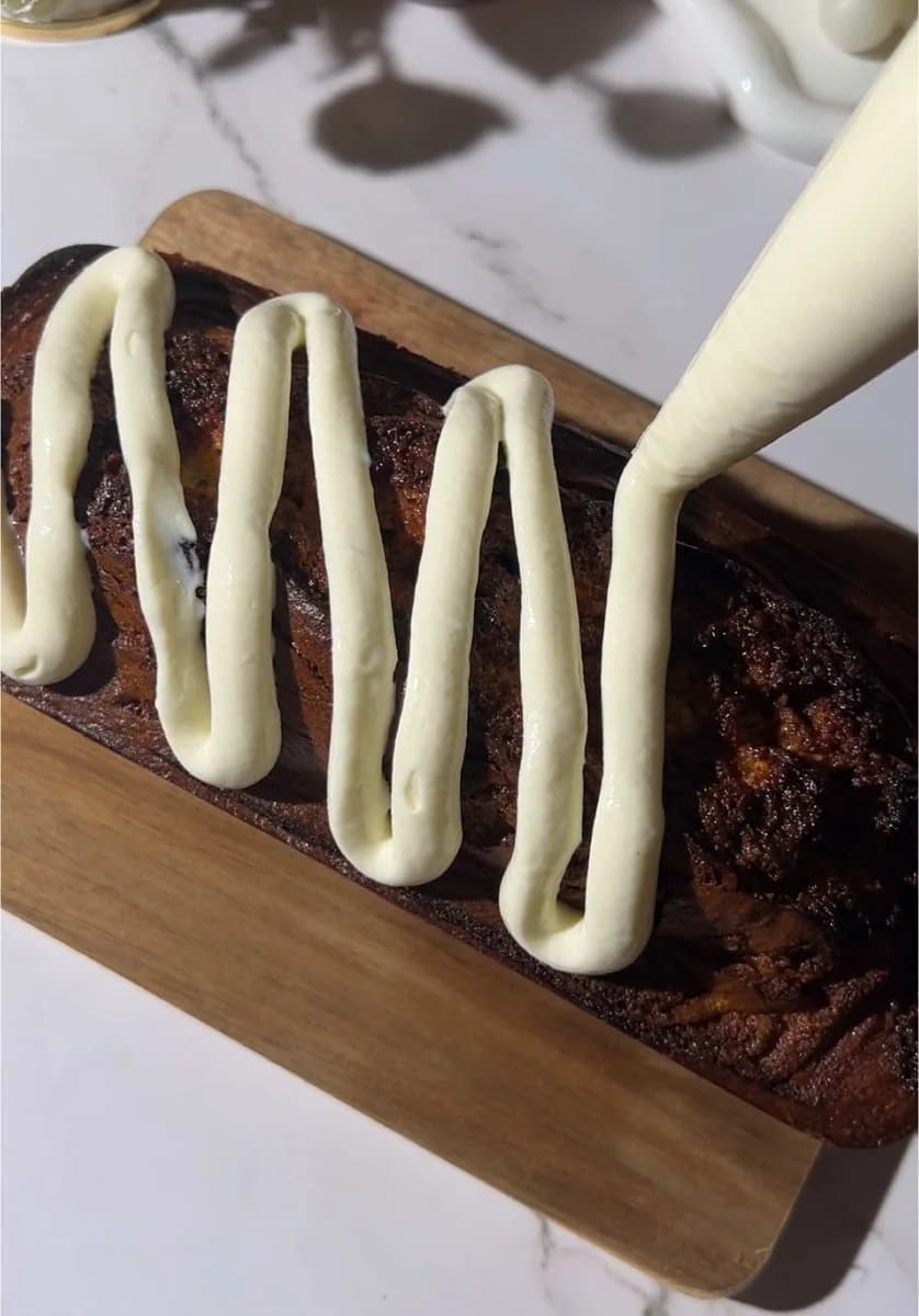 Cinnamon Roll Cake by @sabsweets
