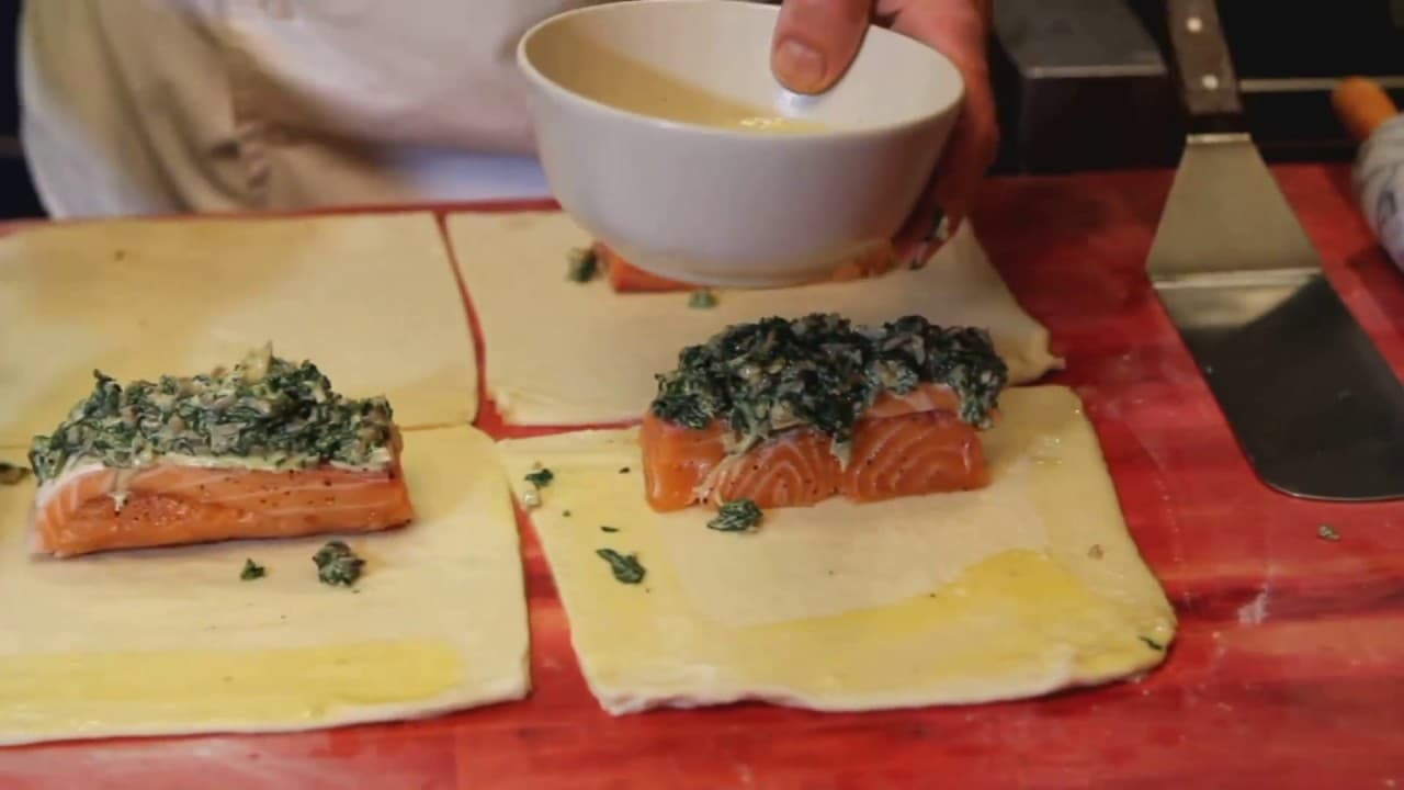 Feuilleté de saumon à la farce épinards-champignons et sauce au vin blanc à l'estragon