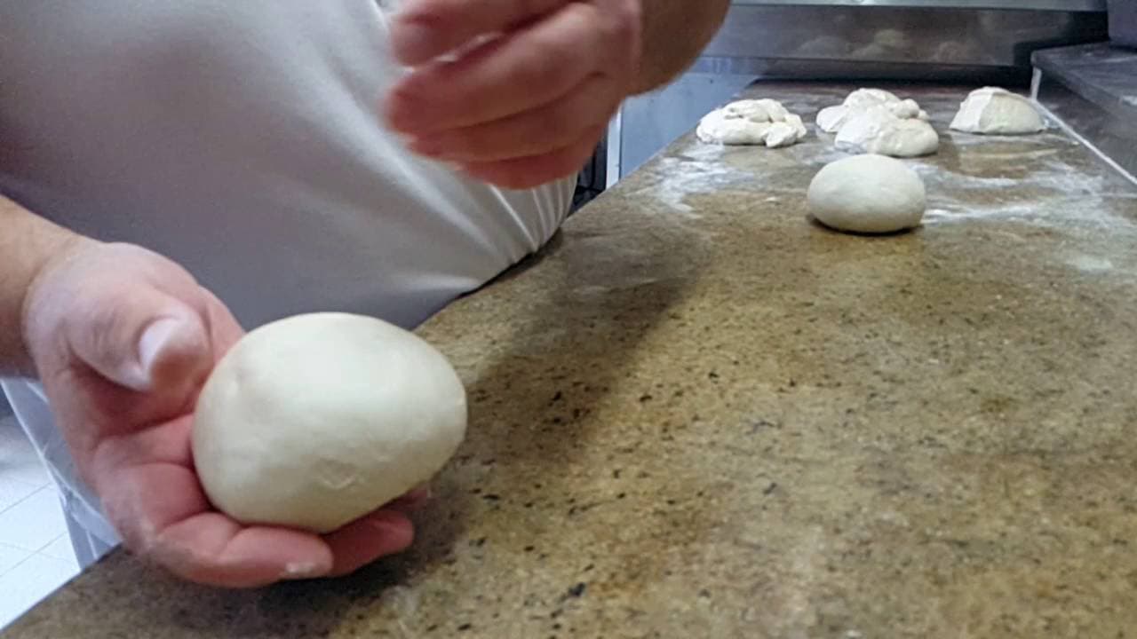 Boulage des pâtons de pizza